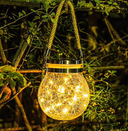 太陽光発電のランプを上手に活用して、バルコニーに暖かく居心地の良い雰囲気を作り出しましょう。