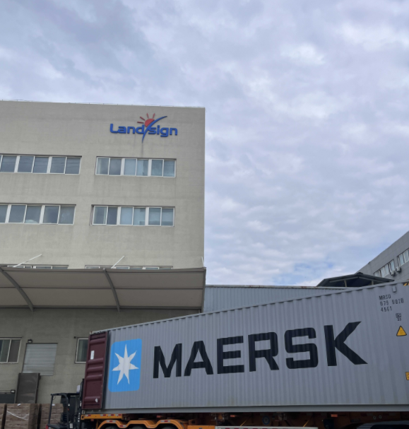 早朝のコンテナ積み込みと出荷はランドサインから始まります