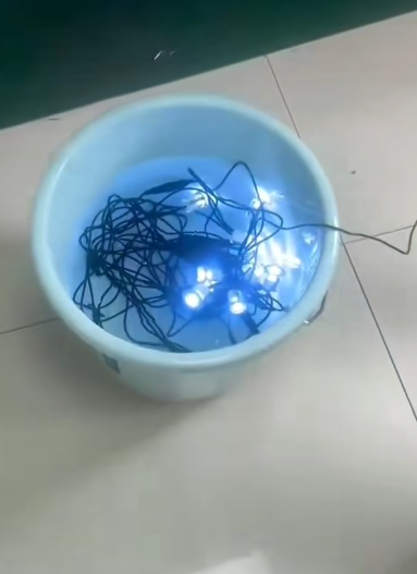 デッキ電球は水没防水試験を実施